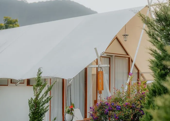Svargan Lakeside Glamping ラグジュアリーテント