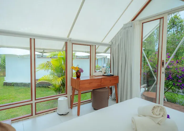 ラグジュアリーテント Svargan Lakeside Glamping Selemadeg