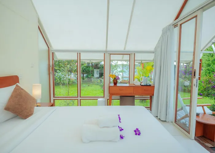 Svargan Lakeside Glamping ラグジュアリーテント Selemadeg