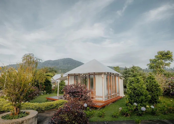 Svargan Lakeside Glamping ラグジュアリーテント *