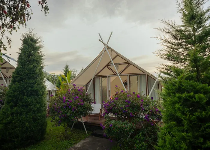 ラグジュアリーテント Svargan Lakeside Glamping Selemadeg