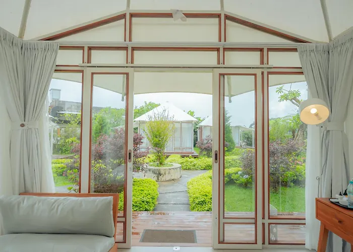 Svargan Lakeside Glamping ラグジュアリーテント Selemadeg